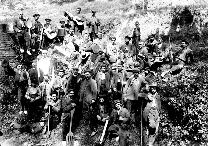 Grup coral amb els seus estris Foto: Sadurní Brunet