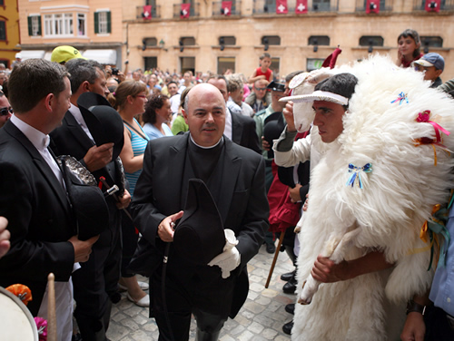 S'Homo des Be deixa passar els caixers i sa capellana