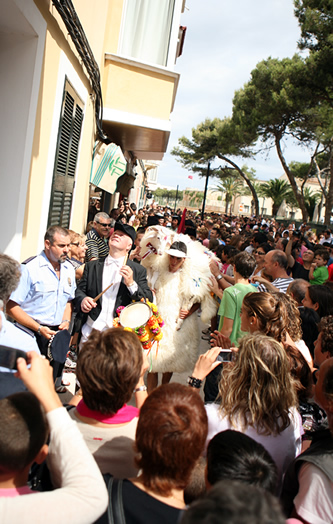 Sa Comitiva arriba a una casa