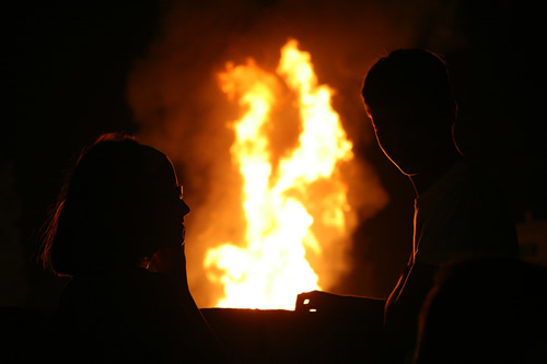 Dos enamorats, amb el foc darrera