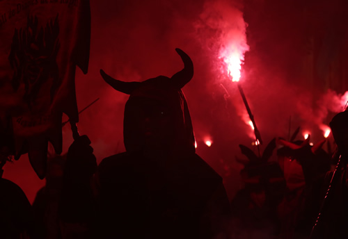 Entrada a plaça amb botafocs