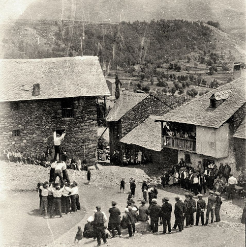 Moment final del ball de la pila a Taüll, als anys 30. Arxiu Ramon Violant i Simorra