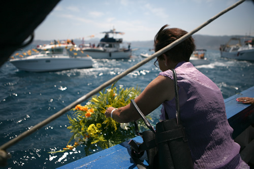 Llançant flors al mar en record als morts