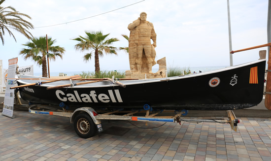 Llagut davant el monument al pescador