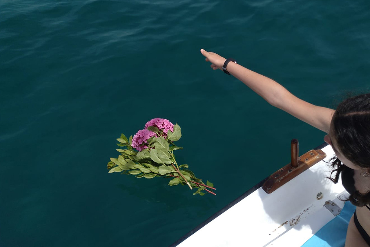 Ofrena de flors al mar