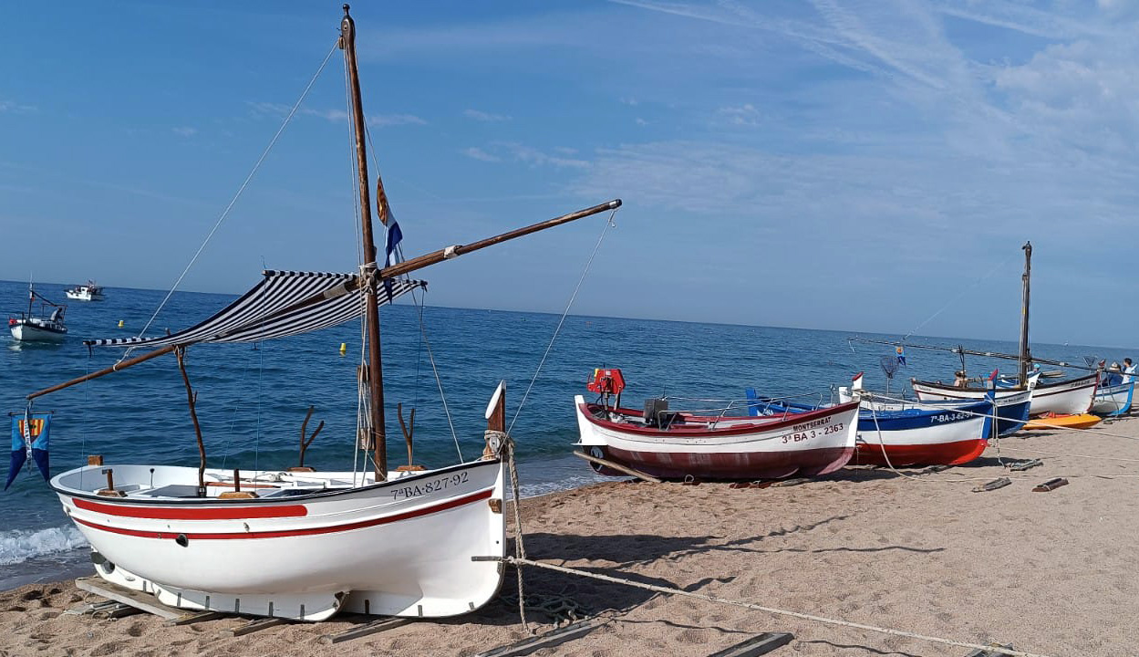 Barques a punt d'entrar a l'aigua