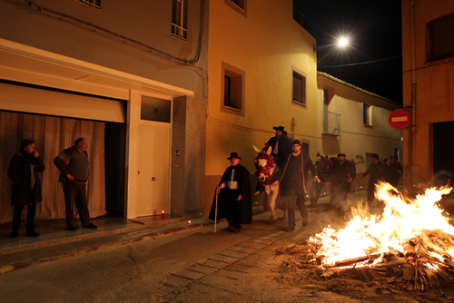 La Rècua arribant a una foguera