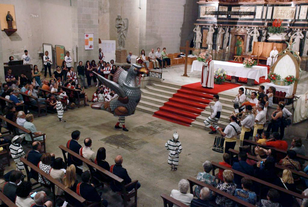 L'Àliga ballant dins l'església, la nit de Completes