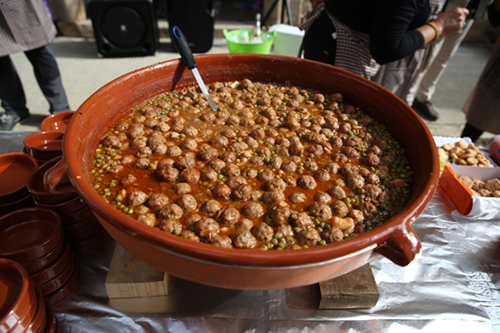 Mandonguilles amb sèpia i pèsols a la cassola