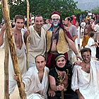 Al final, uns i altres s'agermanen