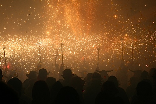Sota una pluja de coets