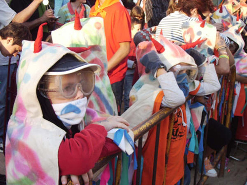 Fent cua per participar al correfoc infantil