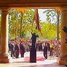 Baixant la Senyera pel balcó