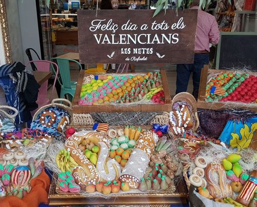 Aparador desitjant feliç dia a tots els valencians