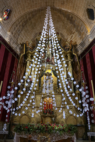 Neules a l'altar de l'església de Sencelles