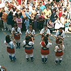 Un grup de bastoneres de l'Arboç ballant 