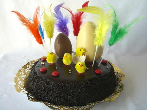Mona de Pasqua amb ous, pollets i plomalls