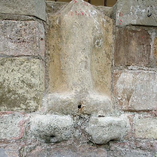 La pedra que presideix les fonts