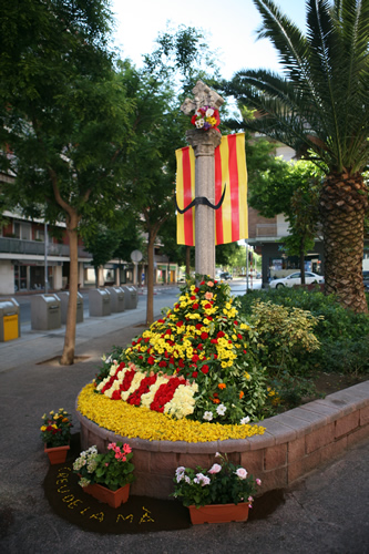 Creu guarnida amb flors