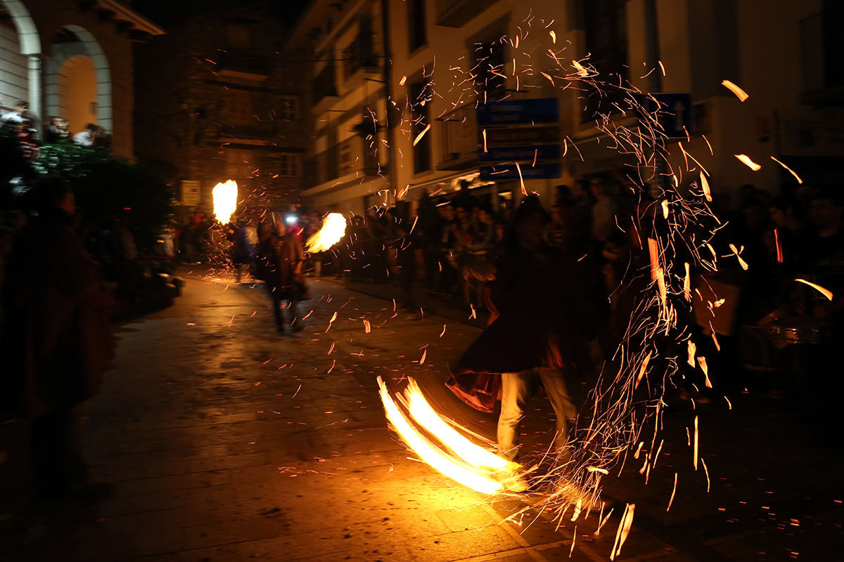 Les boles de foc es mostren amb tota la seva força en plena foscor