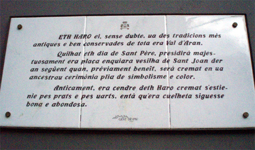 Una placa explica a tots els curiosos l'origen de la tradició