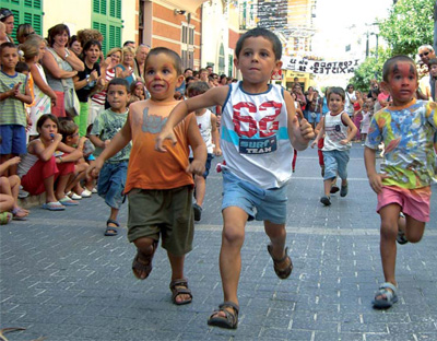 El nin que guanya la 'correguda de joies' s'emporta un gall a casa
