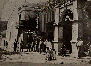 La primera fotografia de què es té constància dels carrers engalanats, del 1905 a Vallespir