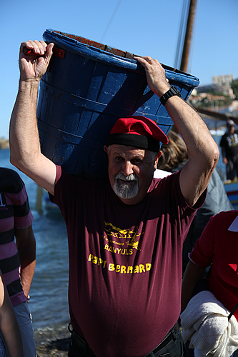 Veremador baixant el vi de les barques