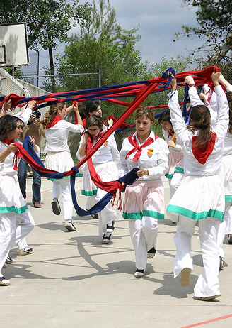 Units per les faixes, els dansaires realitzen diverses evolucions: ponts, ziga-zagues, cargols, ales