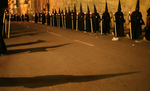 Grup de penitents amb vesta negre
