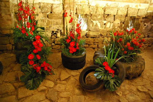 Engalanament floral sobre pneumàtics de tractors