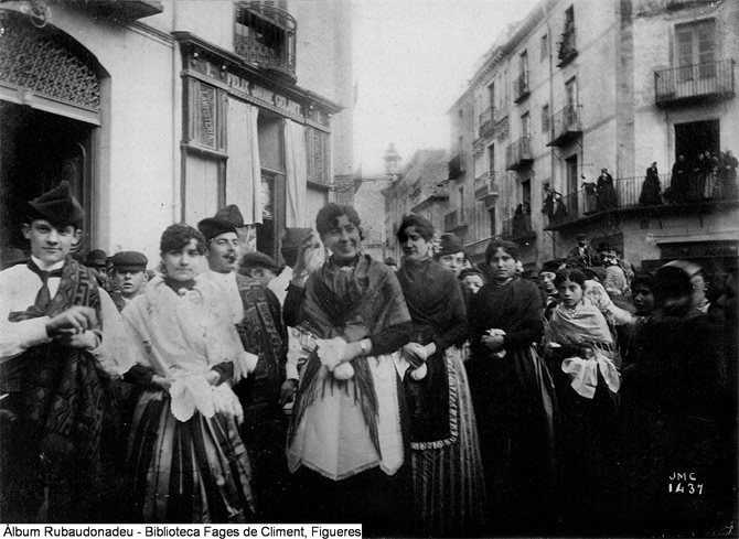 Ball dels confits a Figueres. Foto: Àlbum Rubaudonadeu-Biblioteca Fages de Climent