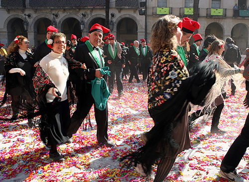 Una comparsa entrant a plaça