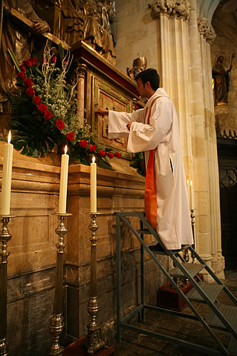 A punt d'obrir l'armari