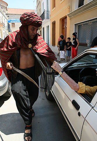 Un conductor pagant l'impost pirata