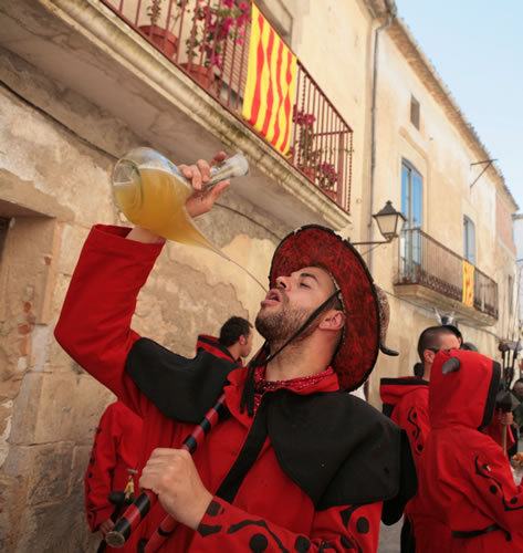 La diablessa bevent durant la cercavila