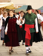 En Serrallonga i la Joana entrant en escena