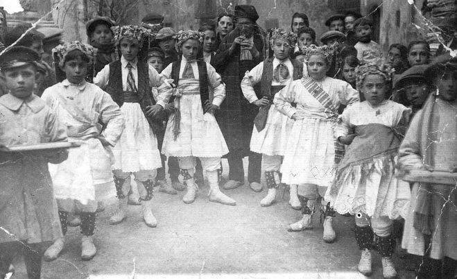 Els garrofins l'any 1918 amb el flabiolaire (foto Josep Vilanova) Arxiu Històric de Moià