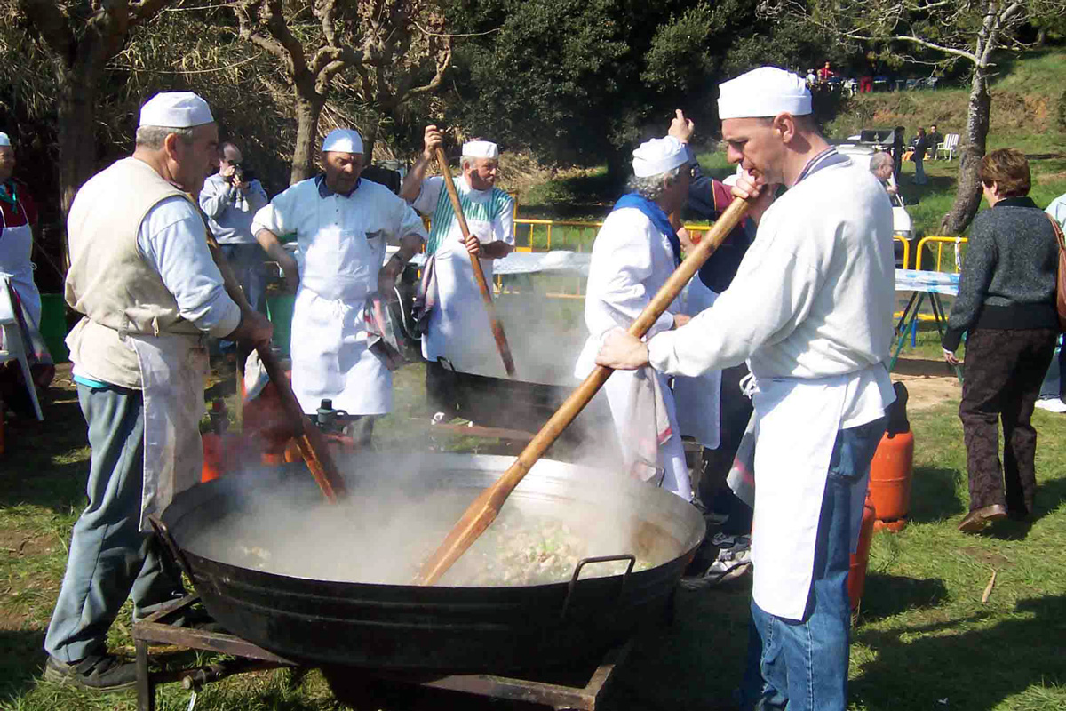 Preparant l'arròs. Foto: Associació Xino Xano