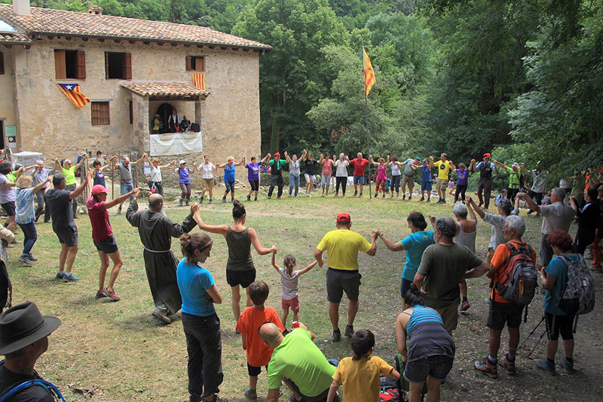 Ballada de sardanes davant l'ermita