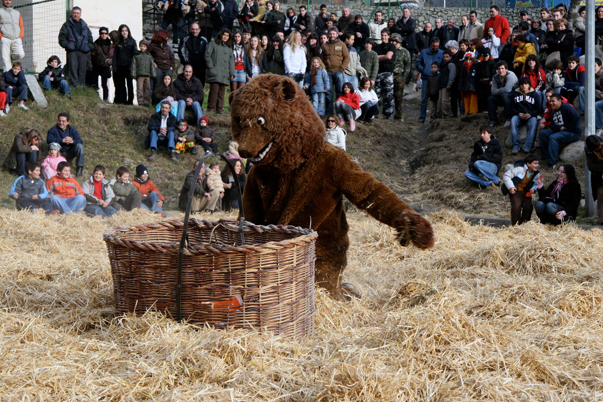 L'óssa enmig de l'espectacle. Foto: Fons Comú d'Encamp