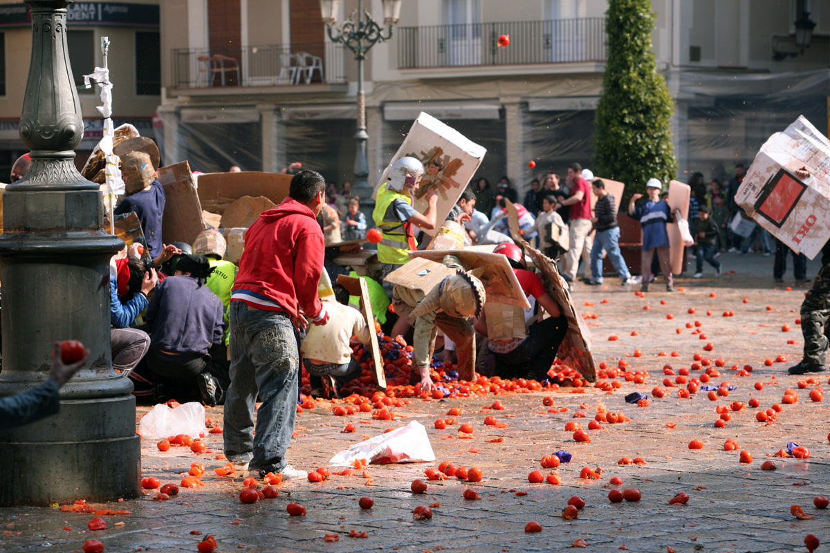 Guerra de tomaques a la plaça del Mercadal