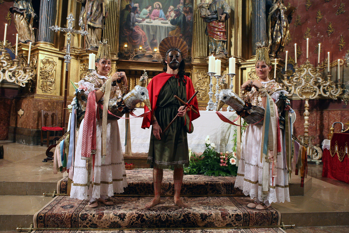 A l'interior de l'església