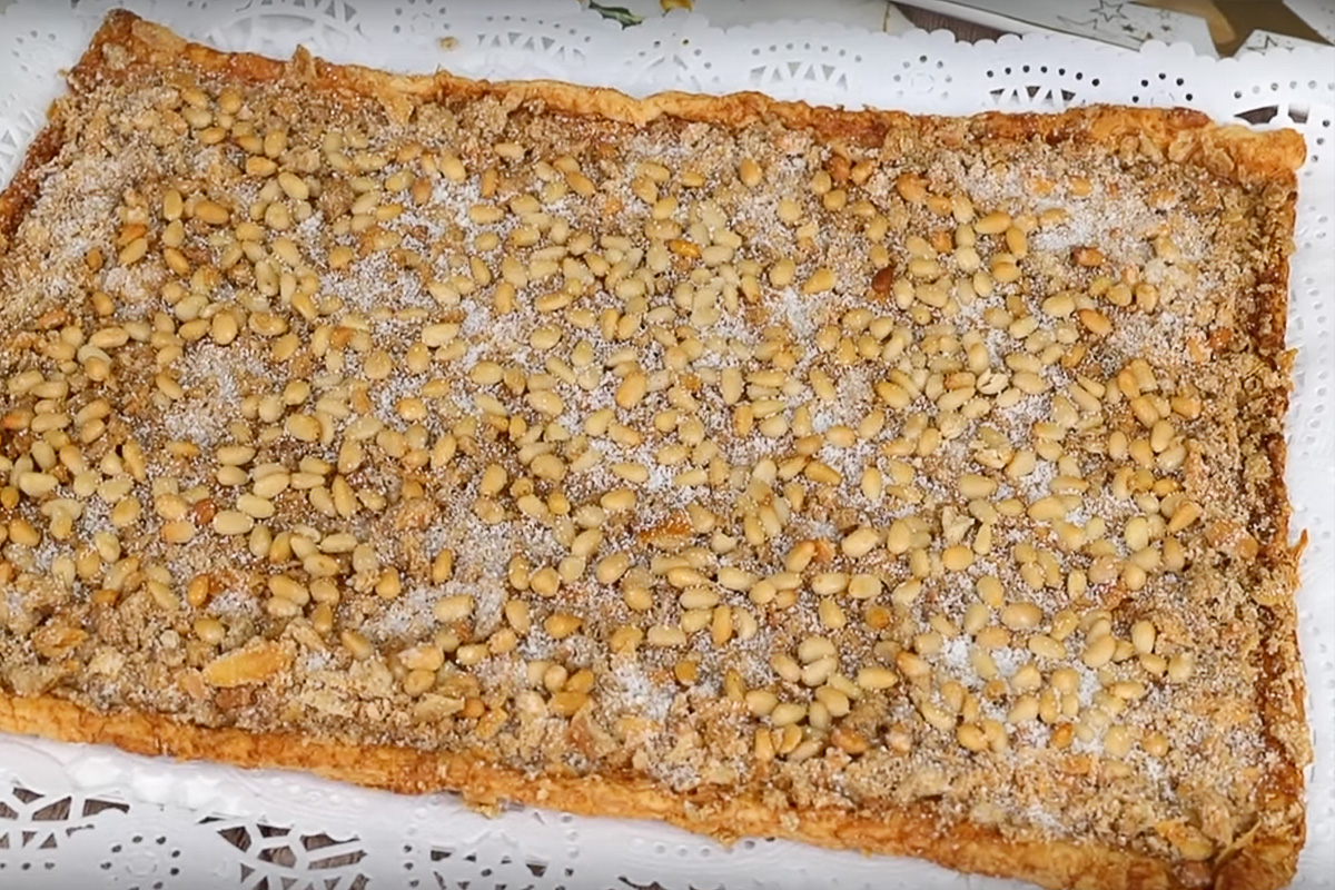 La coca de llardons i pinyons, postres obligades