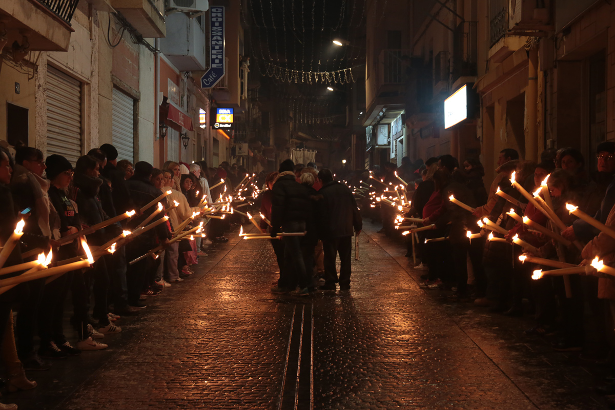 Centenars d'atxes il·luminen els carrers