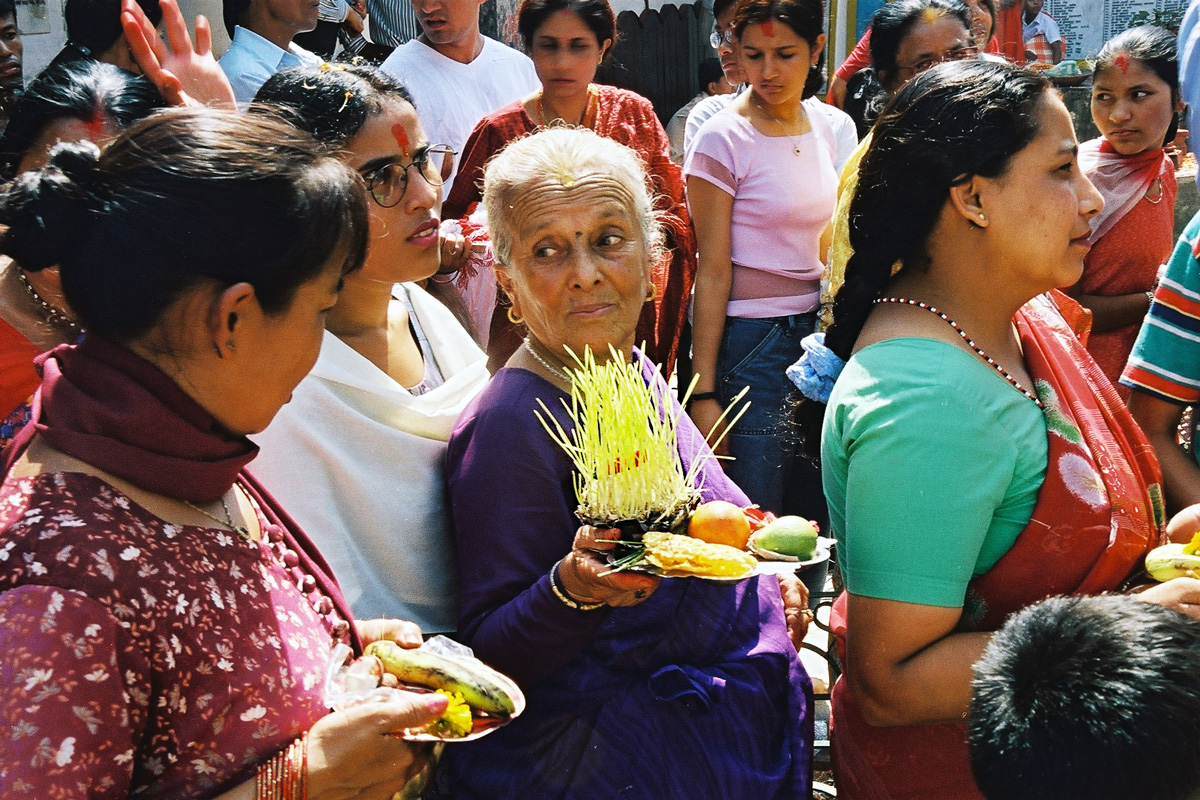 Una dona portant una grillada en ofrena a Durga, al Nepal