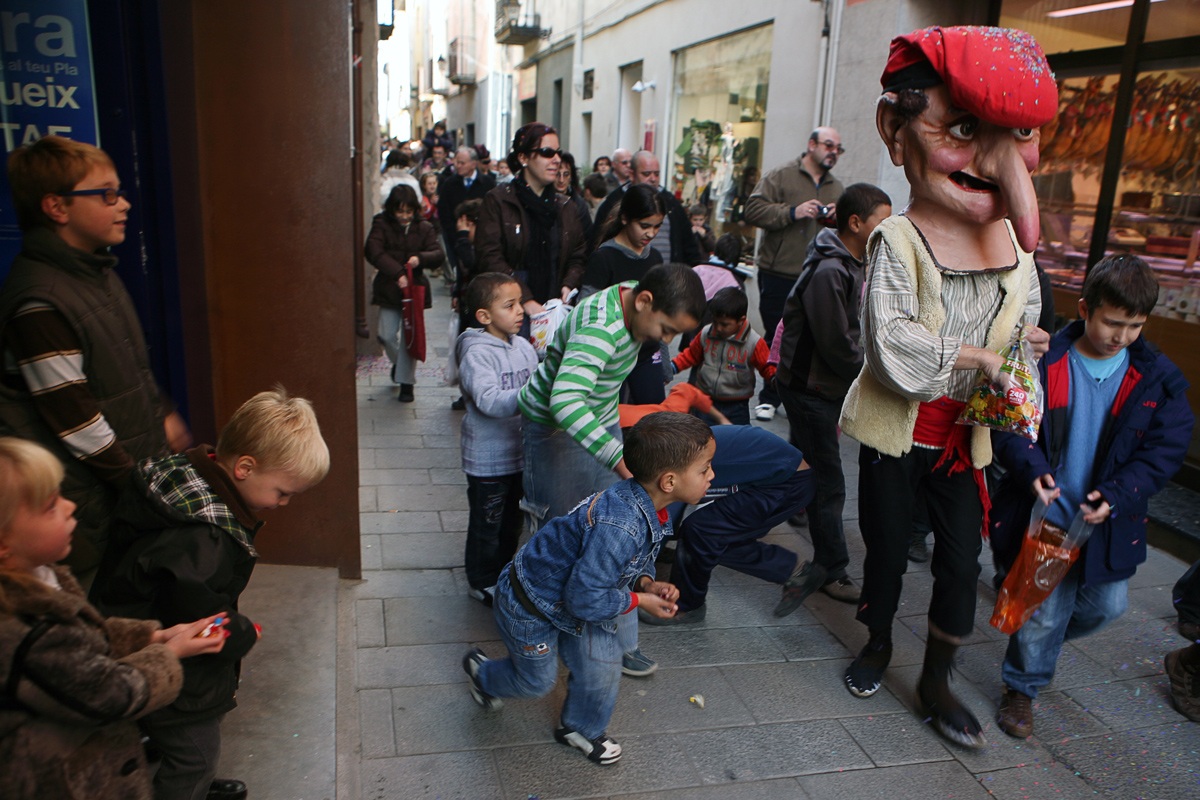 L'Home dels Nassos envoltat de petits