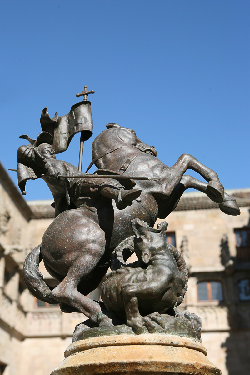 Escultura de Frederic Galcerà al Pati dels Tarongers