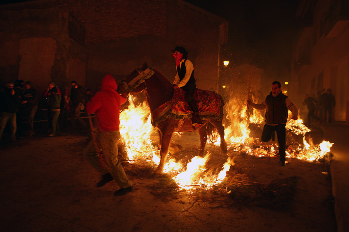 ...que va esquivant les flames com pot