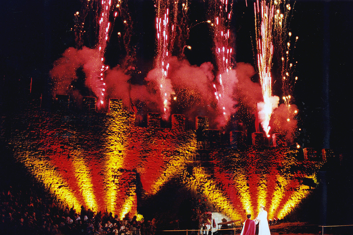 Les muralles amb llums i focs artificials